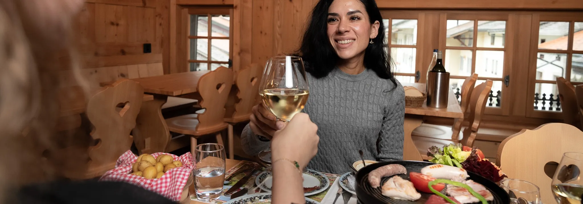 Tablée au Chalet de Gruyères, verres levés autour des spécialités