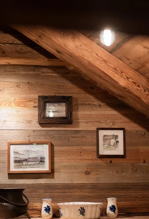 Détail des murs de bois du Chalet et de ses chopes peintes