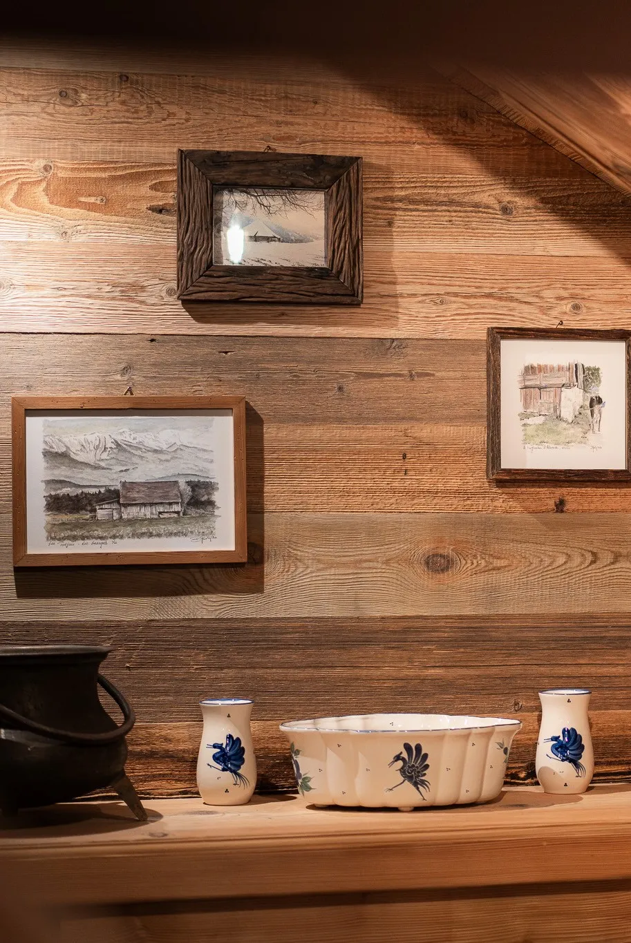 Boiseries anciennes, cadres et chopes décorées dans une salle du Chalet