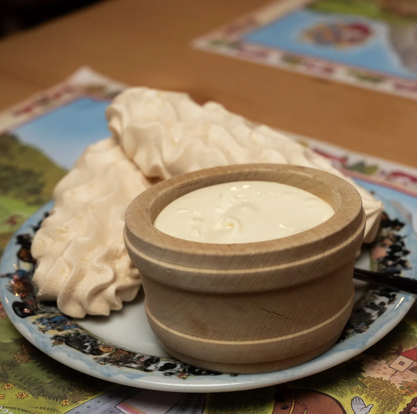 Crème double dans son pot de grès, meringues sur une assiette peinte