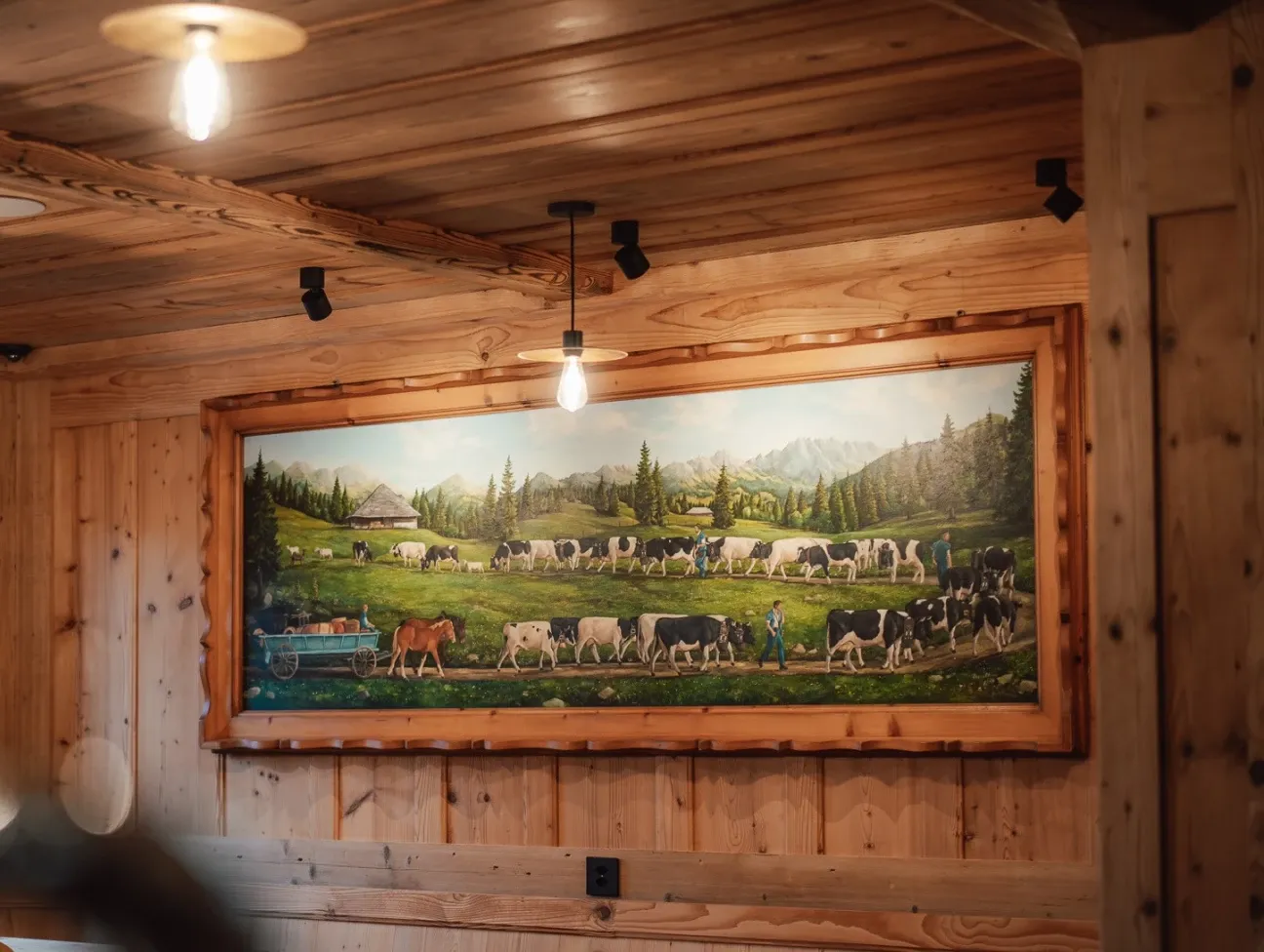 Salle du Chalet, peinture de poya au mur et plafond de bois